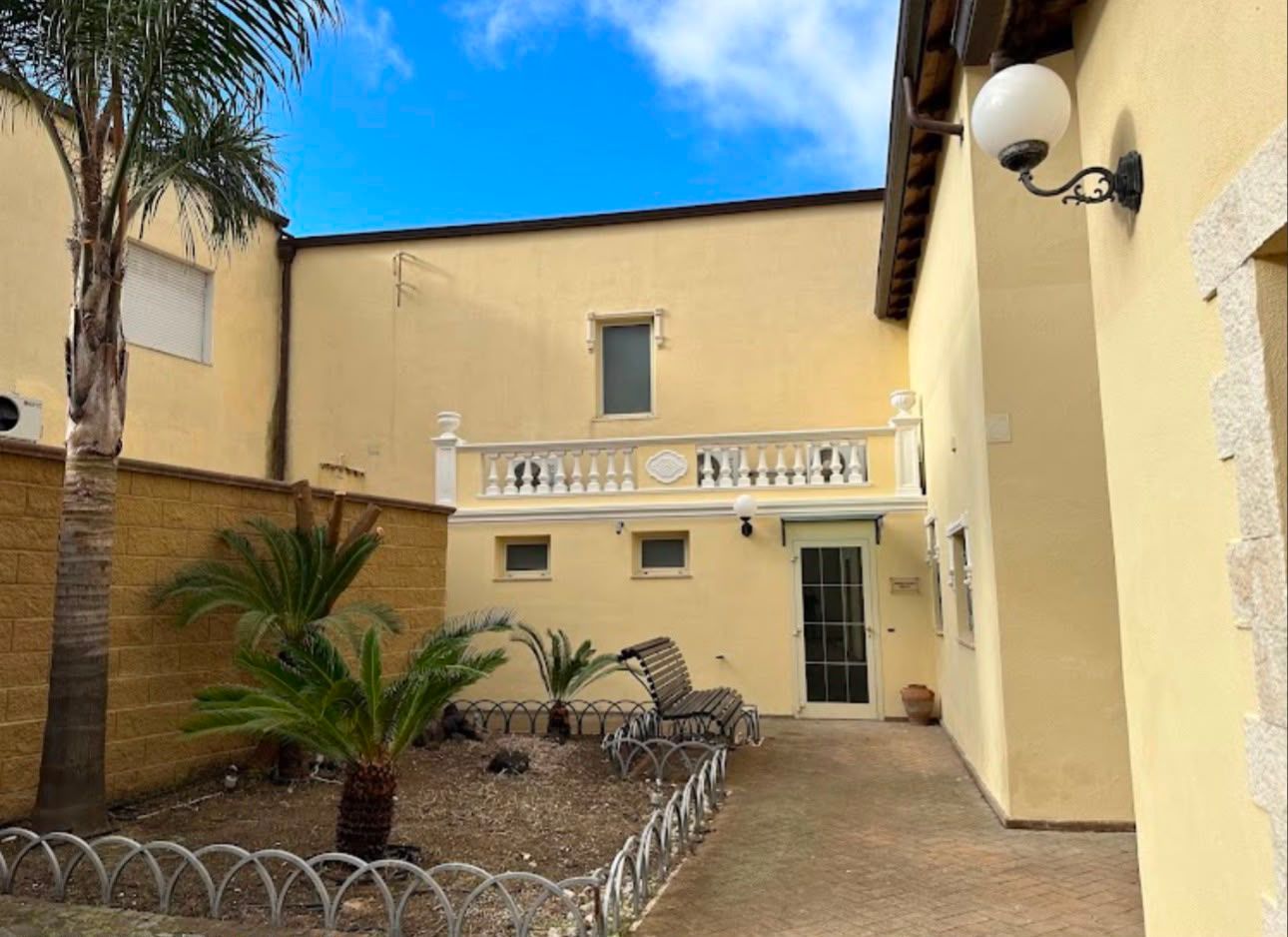 Ingresso dello studio, con il cortile e la porta d'accesso, a Dolianova
